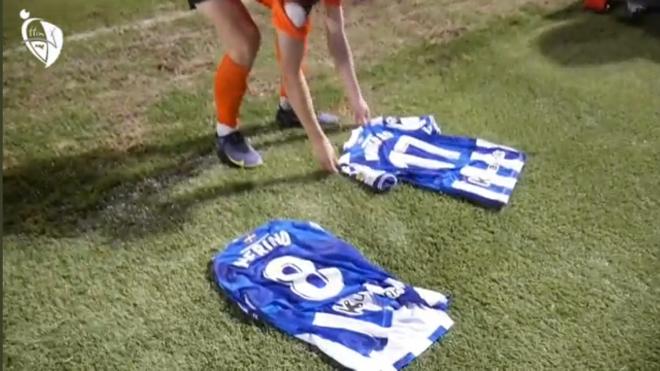Un jugador del Cazalegas recibió las camisetas de Merino y Navarro tras el partido.
