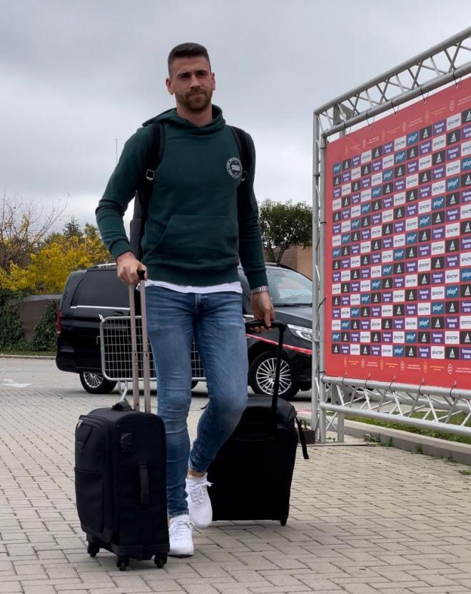 El portero del Athletic Club Unai Simón llega a la concentración de España en Las Rozas.