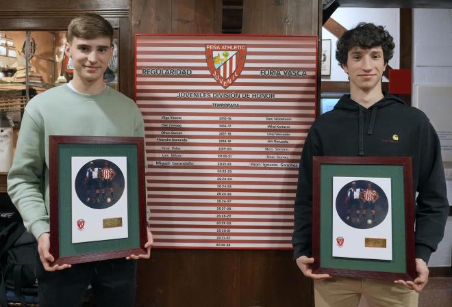 Miguel Barandalla e Ibon Sánchez han recibido el Premio de la Peña Juvenil del Athletic.