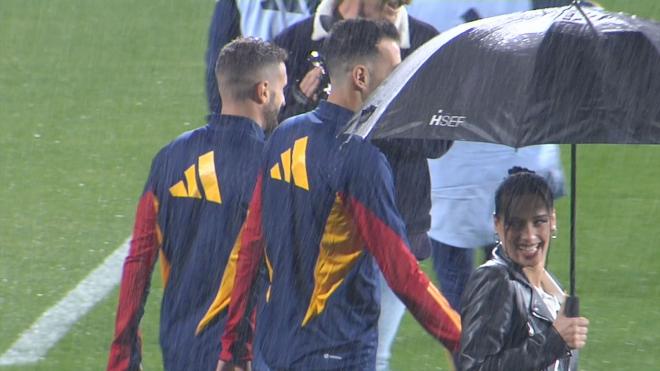 Chanel salta al entrenamiento junto a Busquets y Koke bajo un paraguas en las Rozas, Madrid