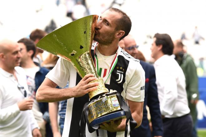 Chiellini besando el 'Scudetto' que ganó la Juventus en 2018 (Foto: Cordon Press).
