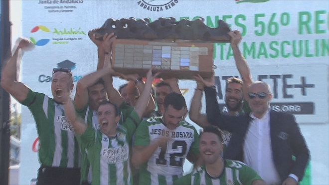 El equipo verdiblanco levantando el trofeo de la Regata Sevilla - Betis