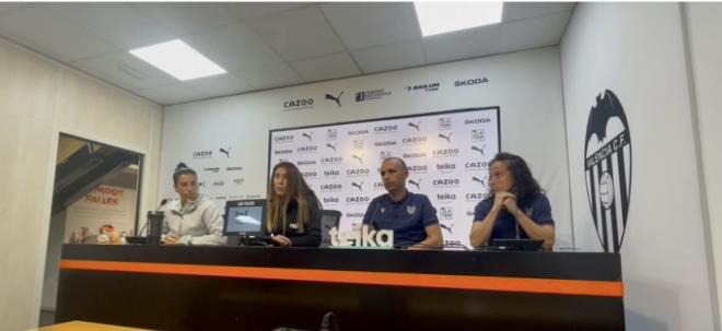 Marta Carro, Andrea Esteban, Sánchez Vera y Alharilla durante la rueda de prensa en Mestalla.