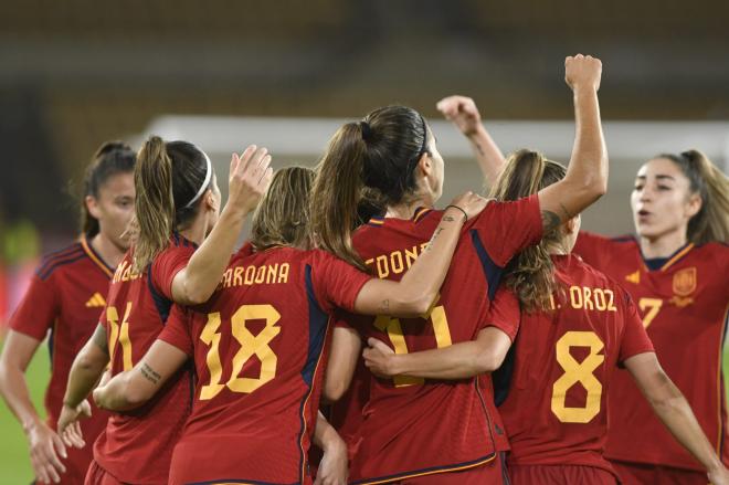 Las jugadoras celebran el gol de Alba Redondo en el España-Japón (FOTO: Kiko Hurtado).