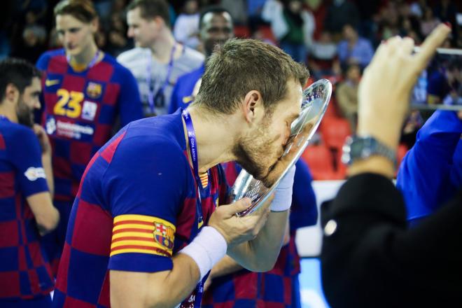 Víctor Tomás besando el trofeo de la Copa de Asobal 2019(Foto: Cordon Press).