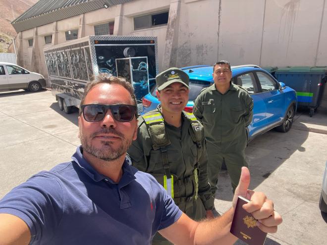 Los guardias que custodiaron el coche en Los Andes.