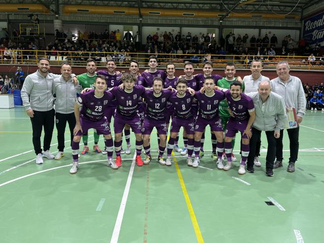Jugadores y cuerpo técnico del UMA Antequera en Benavente.