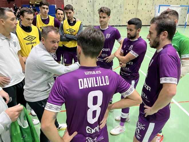 Los jugadores del UMA Antequera, durante el partido ante el Benavente de la Copa del Rey.