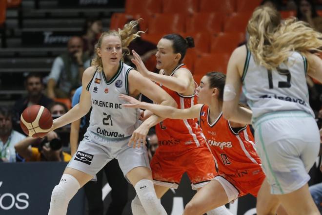 Gran segunda parte para sacar una victoria de mérito ante Tango Bourges (76-68)