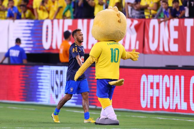 Canarinho saludando a Neymar (Foto: Cordon Press).