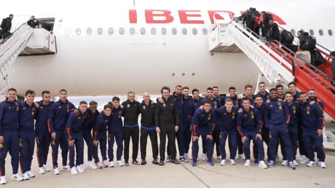 Los jugadores de la selección española, antes de subirse al avión rumbo a Jordania.