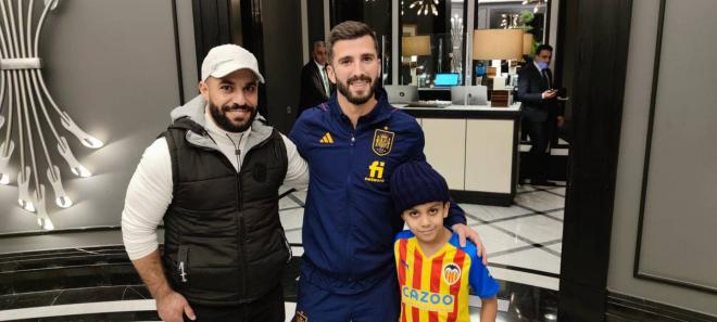 Gayà junto a dos fans durante la concentración de la Selección Española en Jordania.FOTO: Valen