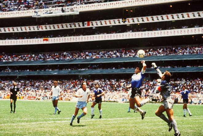 Maradona, anotando el gol de 'la Mano de Dios' contra Inglaterra. (Foto: Cordon Press)