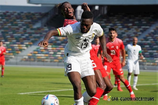 Iñaki Williams la pelea en el partido amistoso de la selección de Ghana contra Suiza en Abu Dhabi.