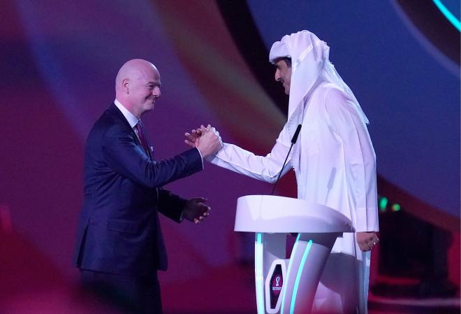 Gianni Infantino, presidente de la FIFA y el emir Al Thani (Foto: Cordon Press).
