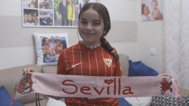 Naiara enseña la bufanda del Sevilla durante el reportaje para ElDesmarque