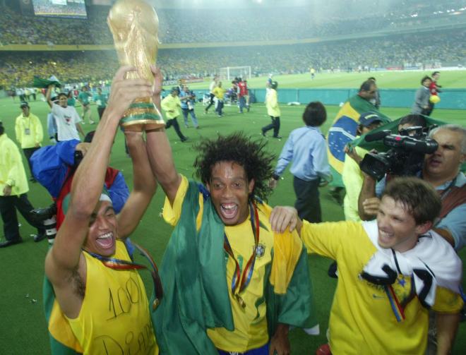 Ronaldinho celebrando la victoria de la Copa del Mundo 2002 (Foto: Cordon Press).