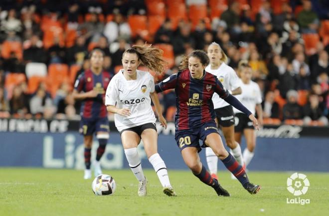 El Levante UD Femenino peleando la jugada en el derbi Teika de Mestalla. Foto: LaLiga