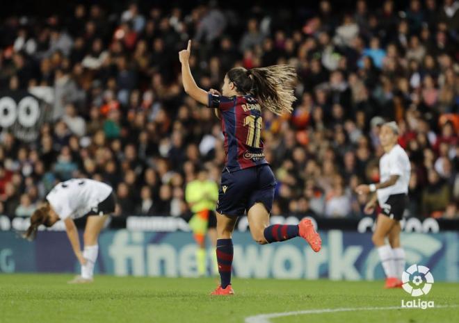 Alba Redondo festeja el gol (2-1) en el derbi en Mestalla. Foto (LaLiga)