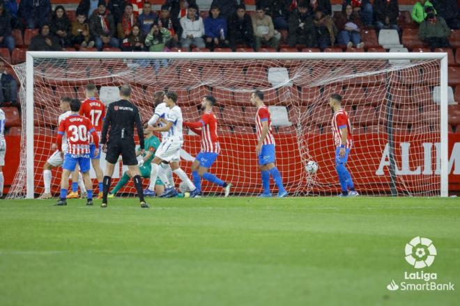 La defensa del Sporting en el primer tanto del Leganés (Foto: LaLiga).