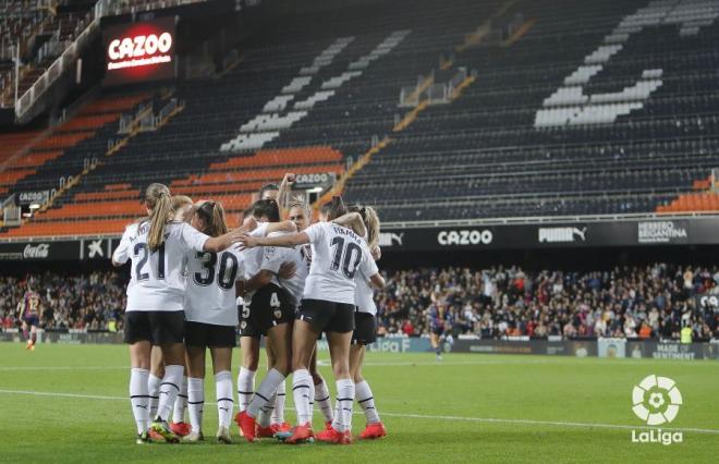 El Valencia CF Femenino celebrando la victoria en el derbi de Mestalla. Foto: (LaLiga)