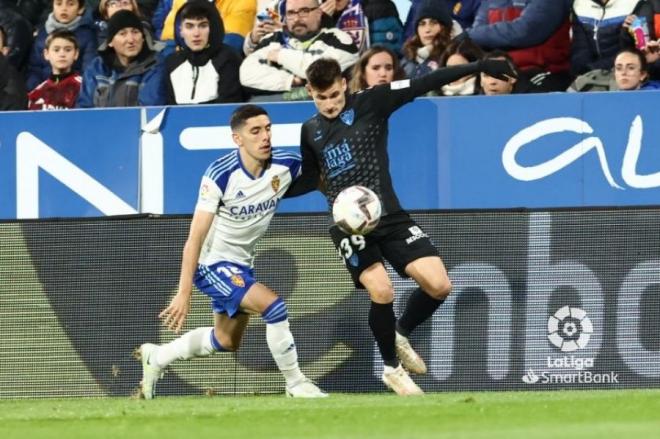 Fran Gámez defiende a Febas en el Zaragoza-Málaga (Foto: LaLiga).