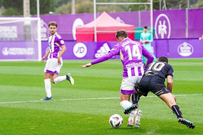 Rozas entra por detrás a Fran López en presencia de Alberto Quintana (Foto: Real Valladolid).