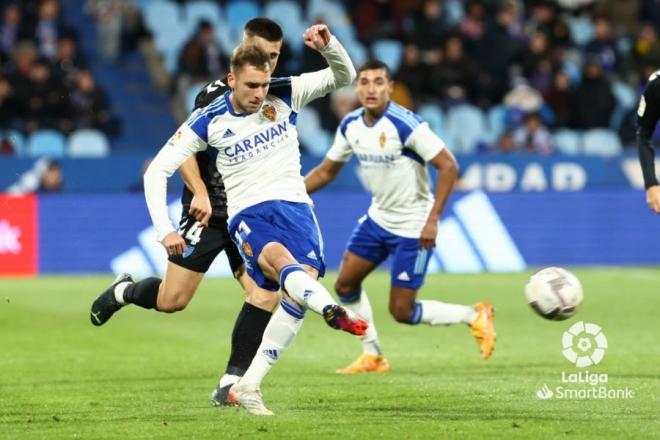 Vada pasa el balón en el Zaragoza-Málaga (Foto: LaLiga).