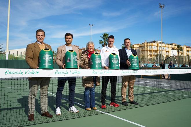 Las autoridades, en la inauguración de la pista de vidrio reciclado en Málaga.