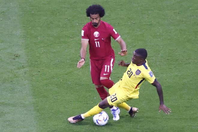 El exsportinguista Afif presiona a un rival en el partido inaugural del Mundial de Qatar (Foto: EFE).