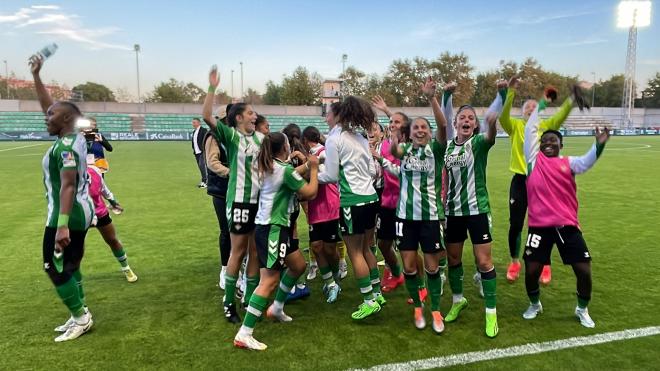 El Real Betis Féminas celebra la victoria en el derbi femenino (Foto: Kiko Hurtado).