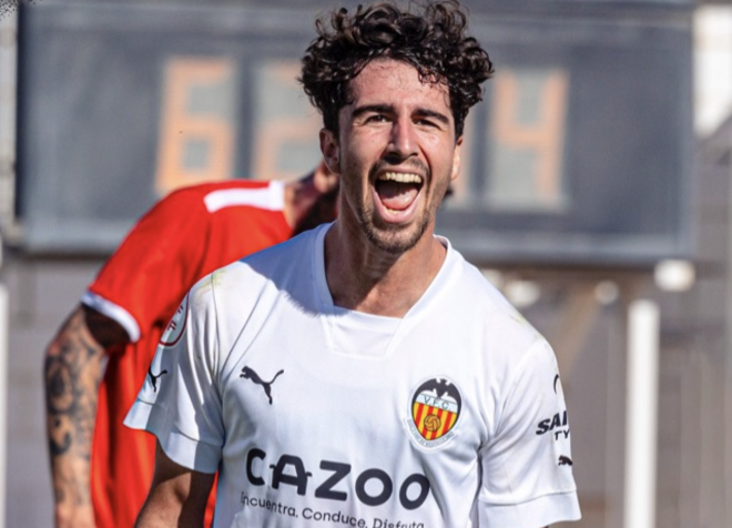 Hugo González celebra uno de sus dos tantos con el VCF Mestalla