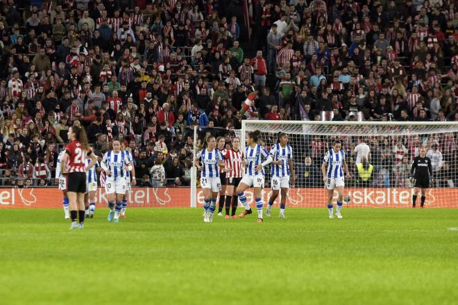Las jugadoras de la Real celebran el primer gol de Gaby (Foto: Giovanni Batista).