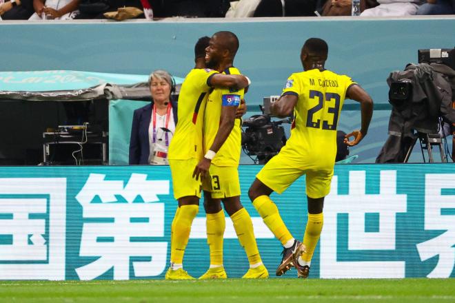 Los jugadores de Ecuador celebran uno de los goles de Enner Valencia ante Qatar (Foto: Cordon Press