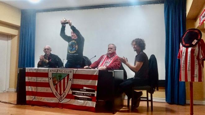 'El Pirata' de RockFM recibe encantado el premio 'Un León en el Foro' (Foto: DMQ Bizkaia).