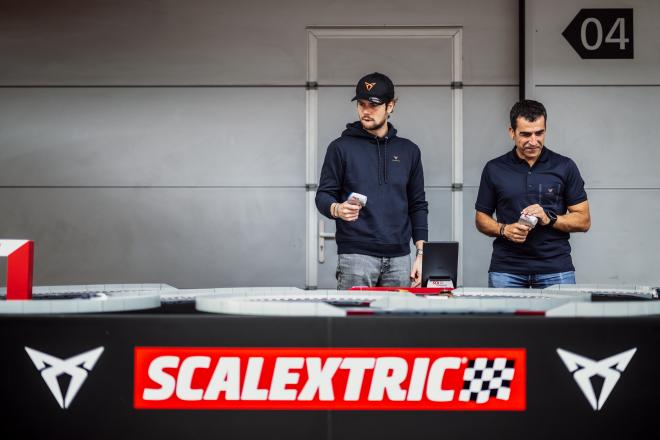 Cupra León Competición y el e-Racer 100 se pasan al Scalextric