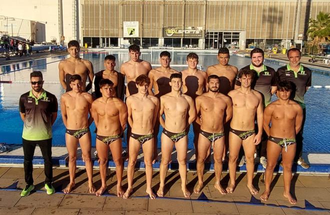 Los jugadores del Waterpolo Málaga, tras vencer al Poble Nou.