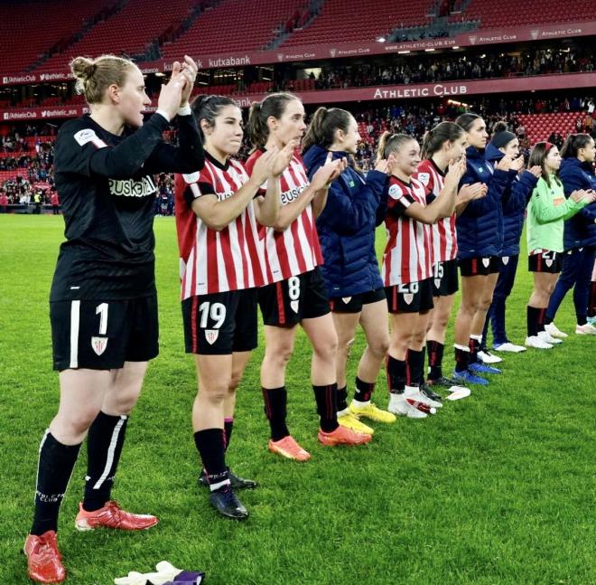 Las jugadoras del Athletic Club femenino agradecen el apoyo de la afición de San Mamés.
