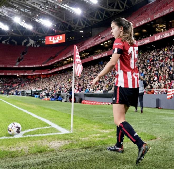 Córner a favor del Athletic Club femenino en el derbi de San Mamés.