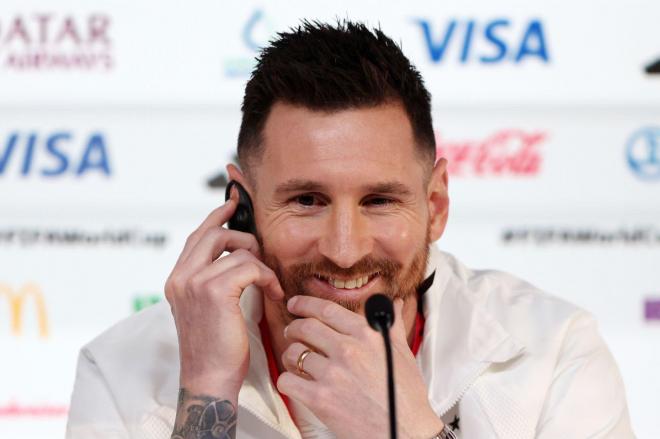 El astro argentino Leo Messi tirando de traducción simultánea con la Prensa en el Mundial de Qatar.