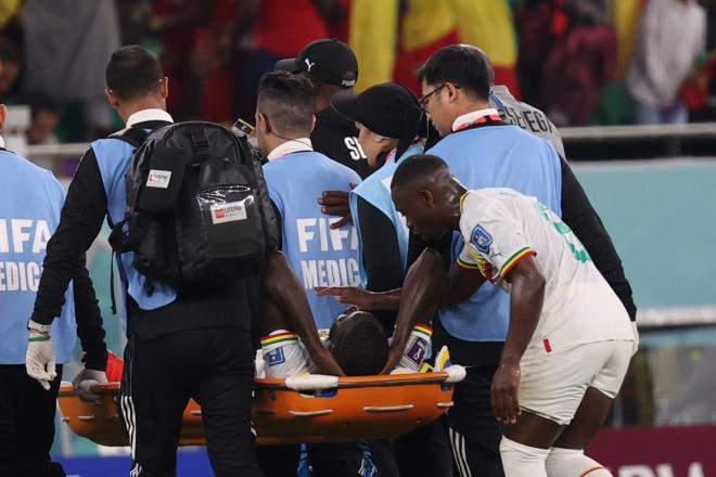 Kouyaté, jugador de Senegal, se marcha lesionado en camilla. (Foto: EFE)