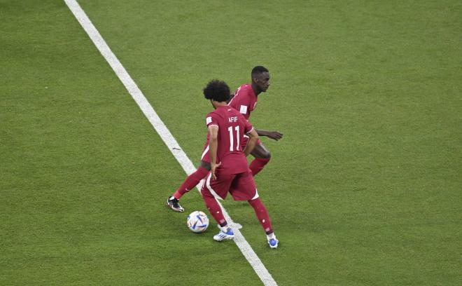 La Selección de Qatar haciendo un saque de centro en el Mundial (Foto: Cordon Press).