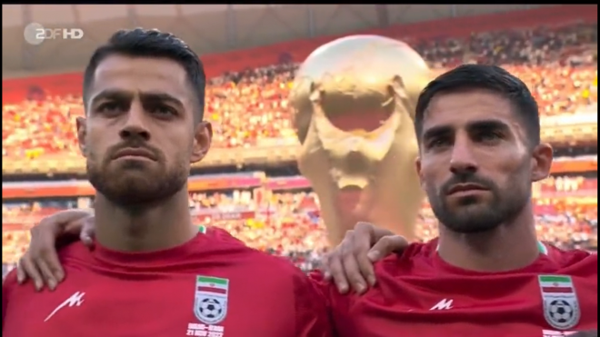 Los futbolistas iraníes no cantaron el himno en señal de protesta.