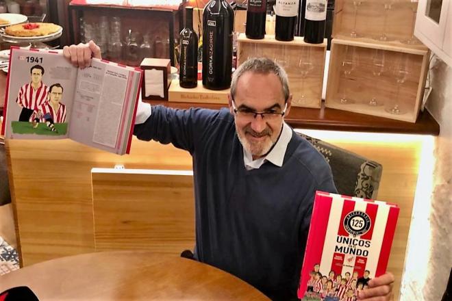 Tomás Ondarra, coautor del Libro 'Únicos en el Mundo' lo enseña a la Prensa (Foto: DMQ Bizkaia).