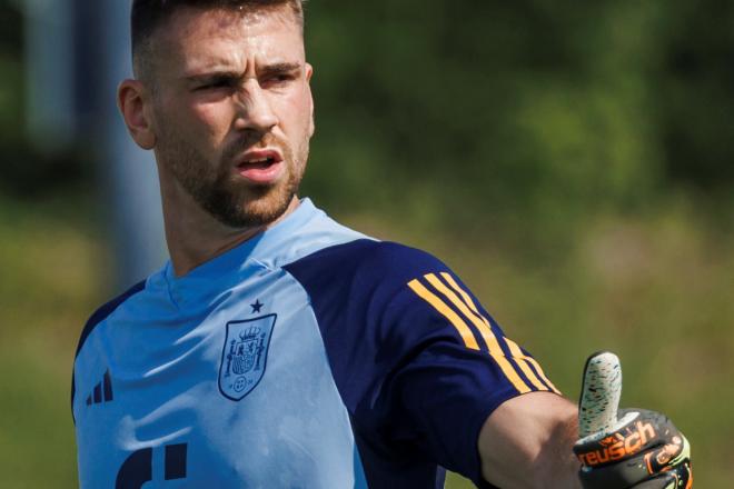 Gesto del guardameta del Athletic Club Unai Simón, en un entrenamiento en Las Rozas (Foto: SeFutbol).
