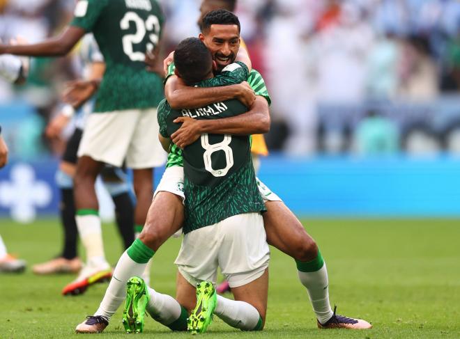 Ali Alhassan y Abdulelah Almalki celebran la victoria frente a Argentina (Foto: Cordon press)