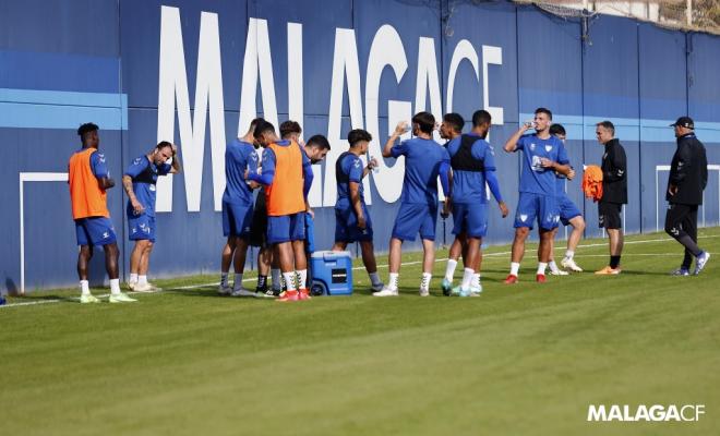 Los jugadores del Málaga beben agua durante un entrenamiento (Foto: MCF).