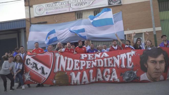 Hinchas argentinos enseñan a ElDesmarque una pancarta de la peña 'Independiente' en Málaga