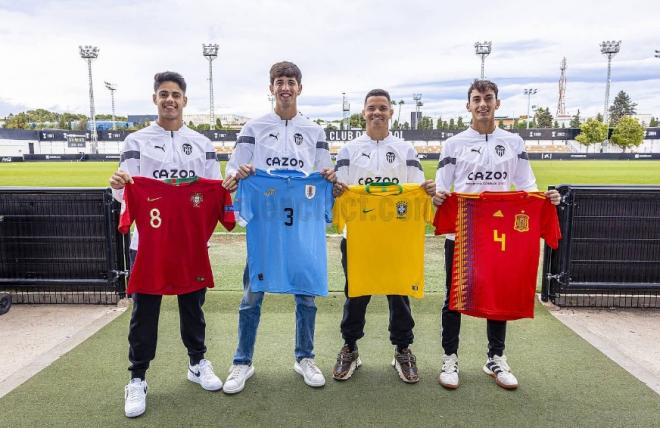 Los jugadores del VCF Mestalla posan con las camisetas de las selecciones nacionales de sus países. 