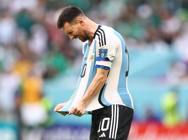Leo Messi se lamenta durante el Argentina-Arabia Saudí del Mundial (Foto: Cordon Press).